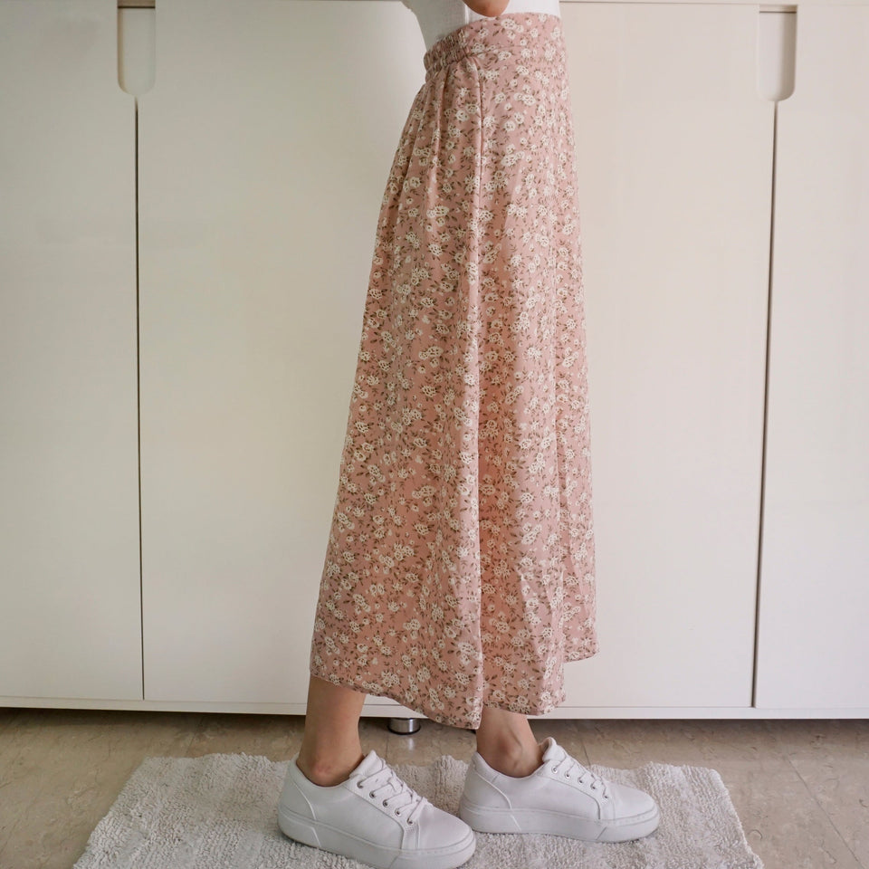 Falda midi con estampado floral y rosa de Cottagecore