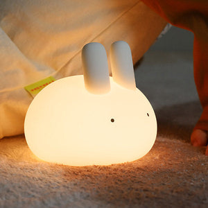 Simpatica lampada a forma di coniglio